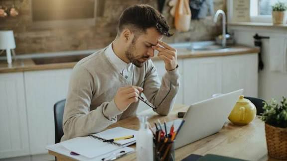 सिर दर्द के कारण और जीवन शैली से जुड़ी गलतियां